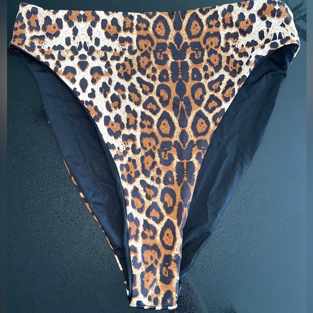 437 Unworn Bikini Bottoms. Size Large